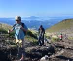 山頂を目指す登山客＝１２日、高千穂峰の登山道