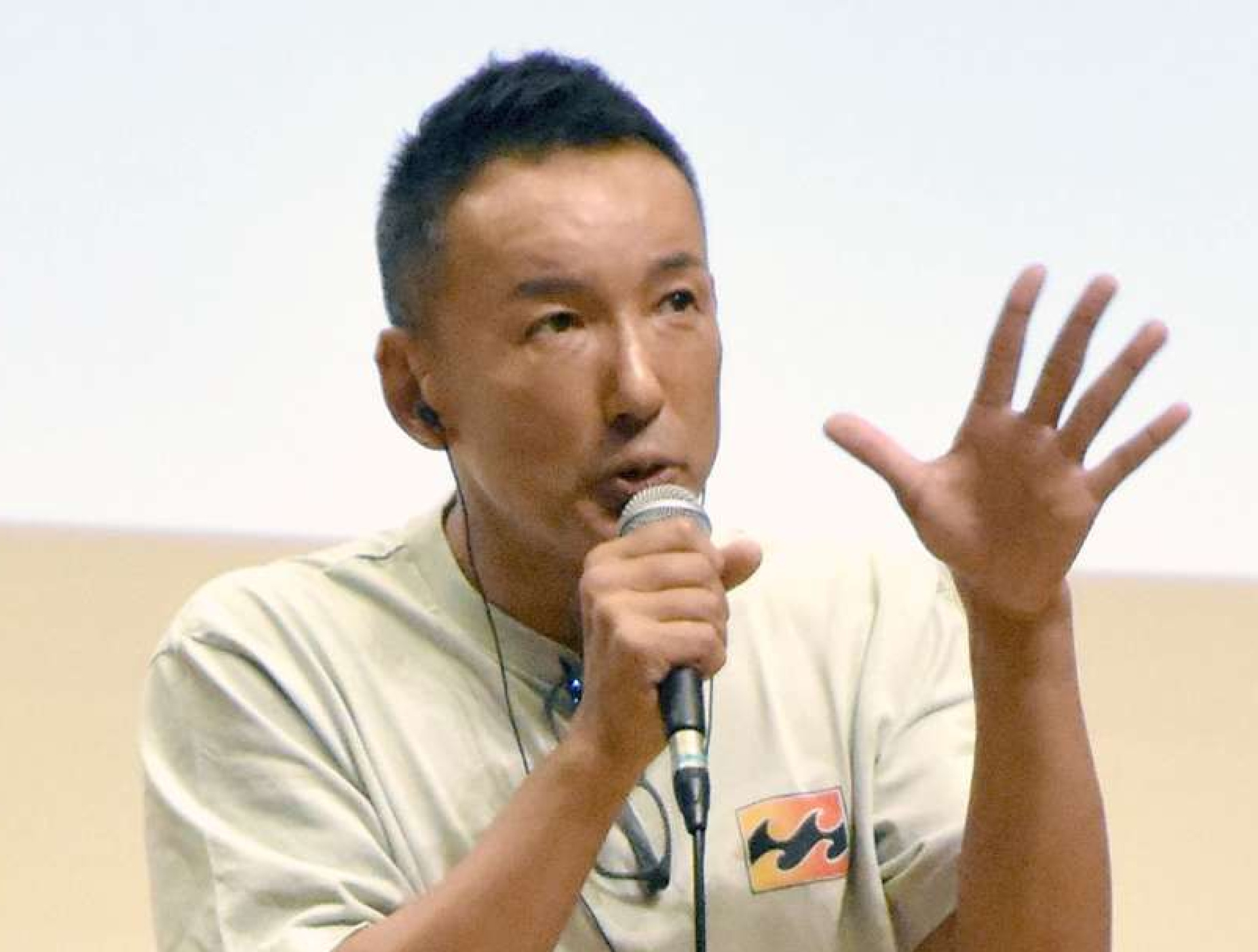 市民との意見交換会に登壇したれいわ新選組の山本太郎代表＝１２日、薩摩川内市国際交流センター