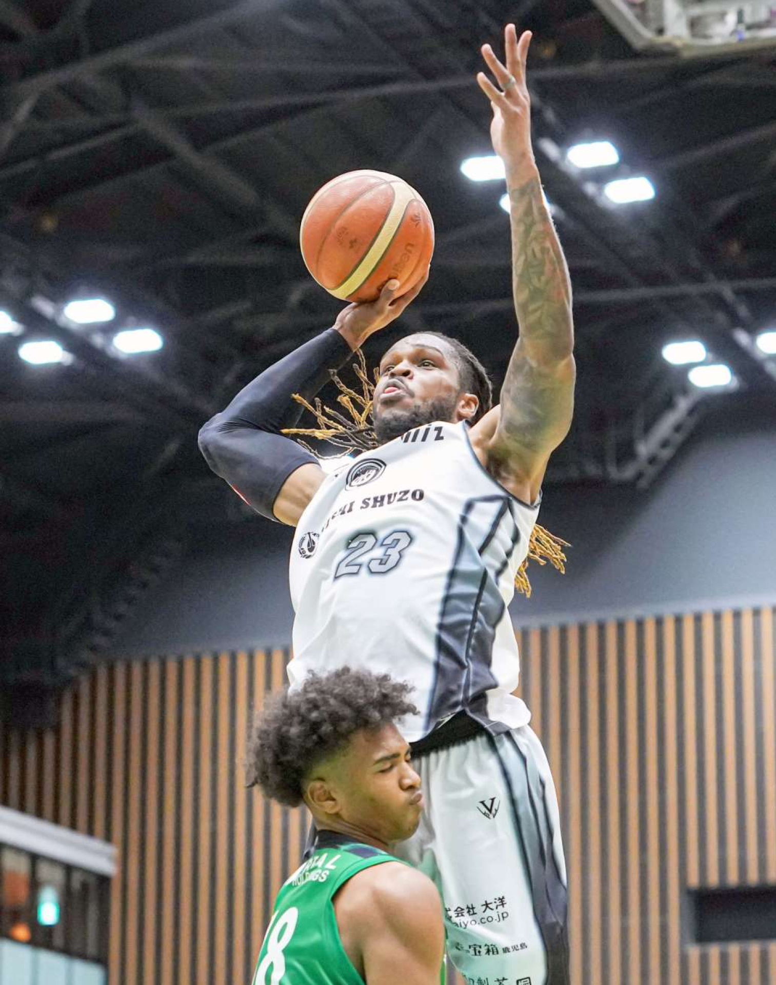 第１クオーター、ダンクシュートを狙うレブナイズのゲインズ＝横浜武道館（Bリーグ提供）