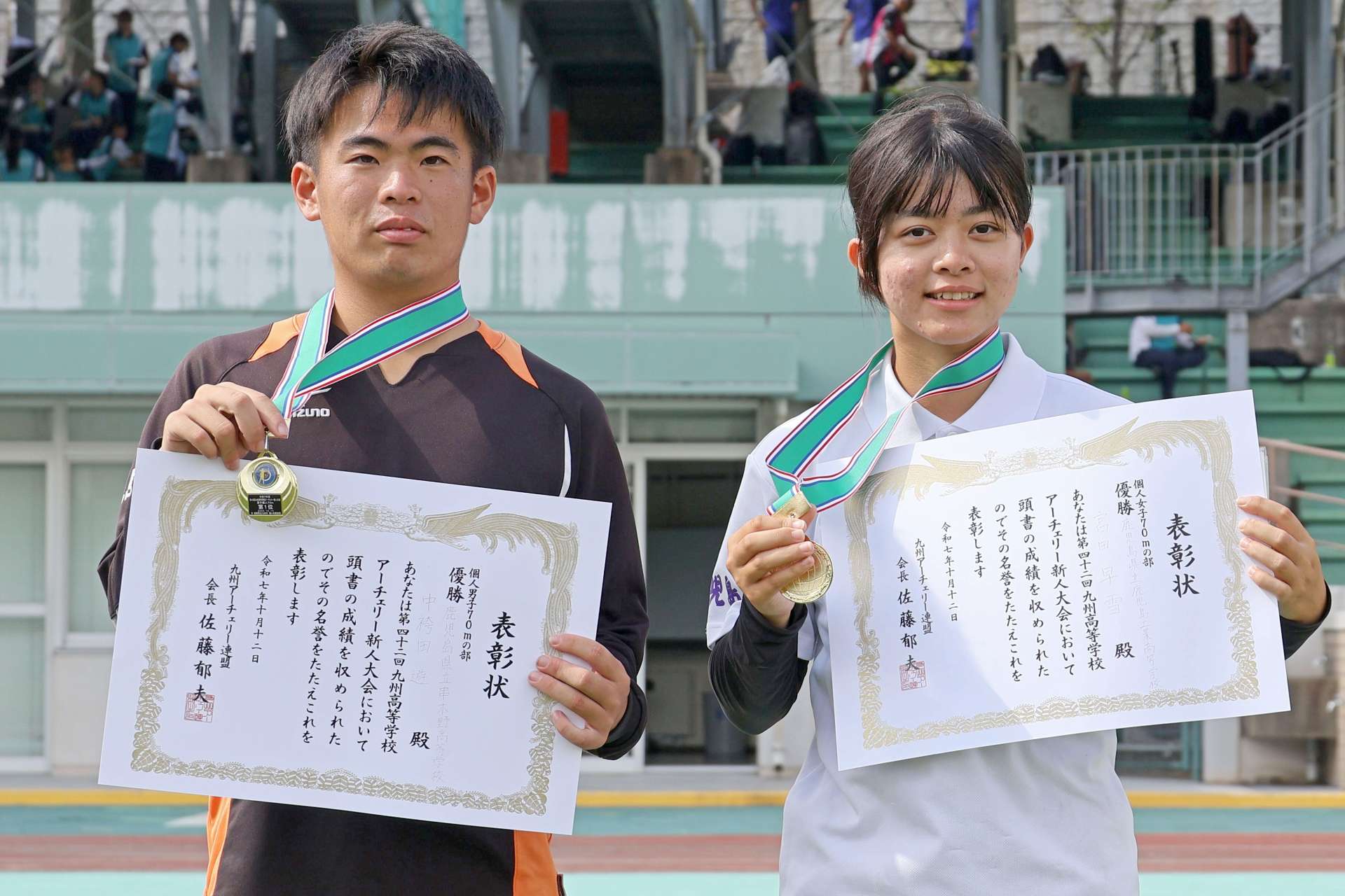 個人７０メートルで優勝した男子の中袴田遊（串木野、左）と女子の宮田早雪（鹿工）＝鞘ケ谷競技場