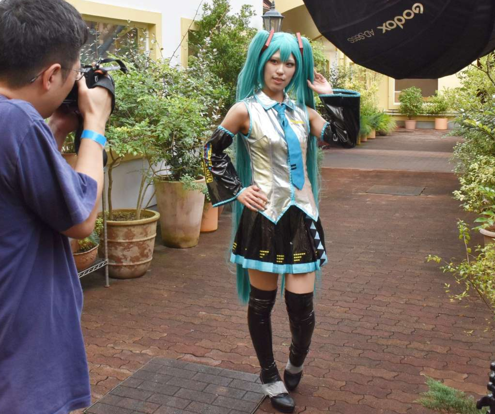 コスプレ撮影会を楽しむ参加者＝霧島市溝辺町麓のバレルバレープラハ＆ＧＥＮ