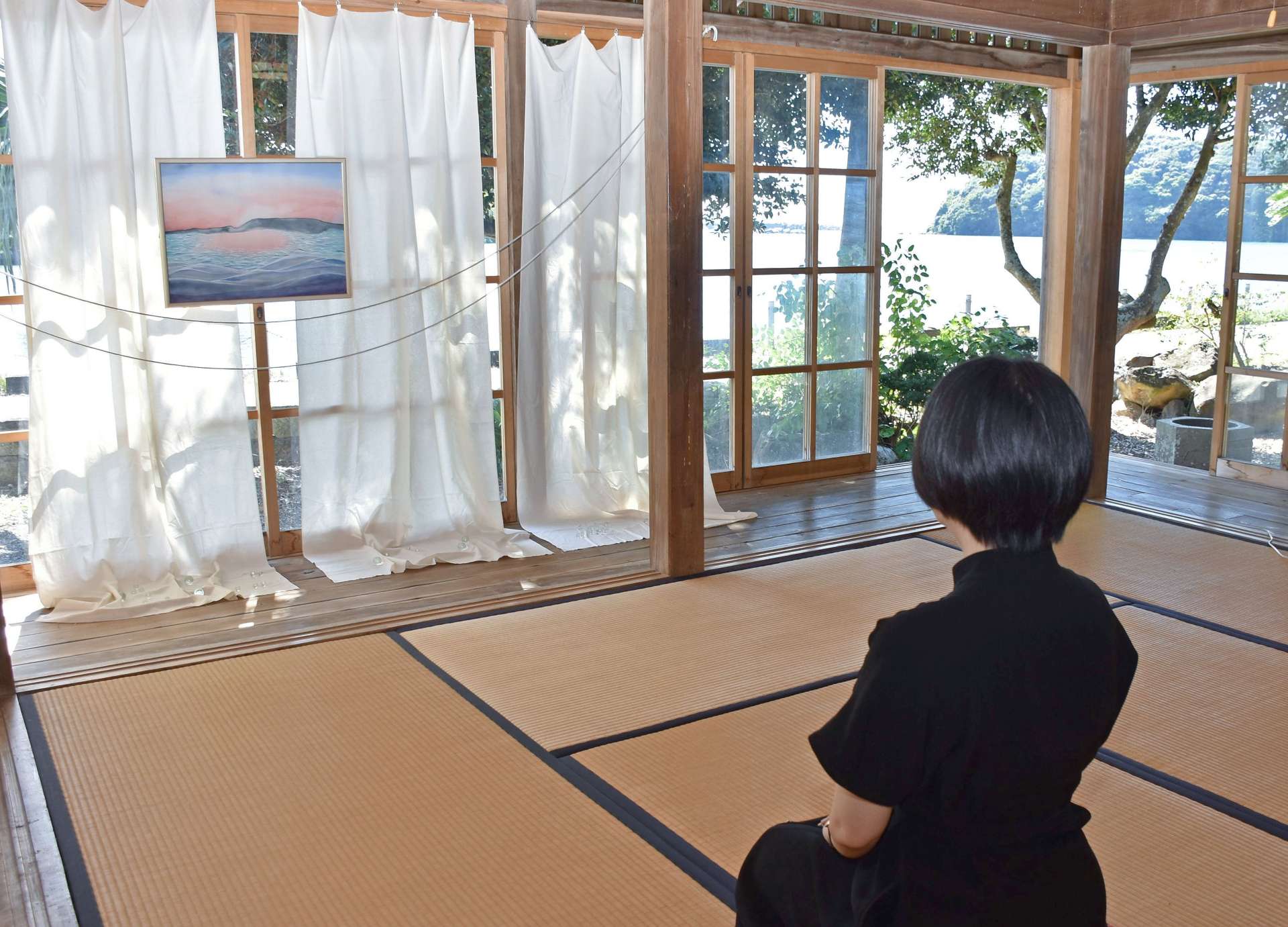 阿久根の海などをイメージして描かれた絵画。奥には海が見える＝１１日、阿久根市の寺島宗則記念館