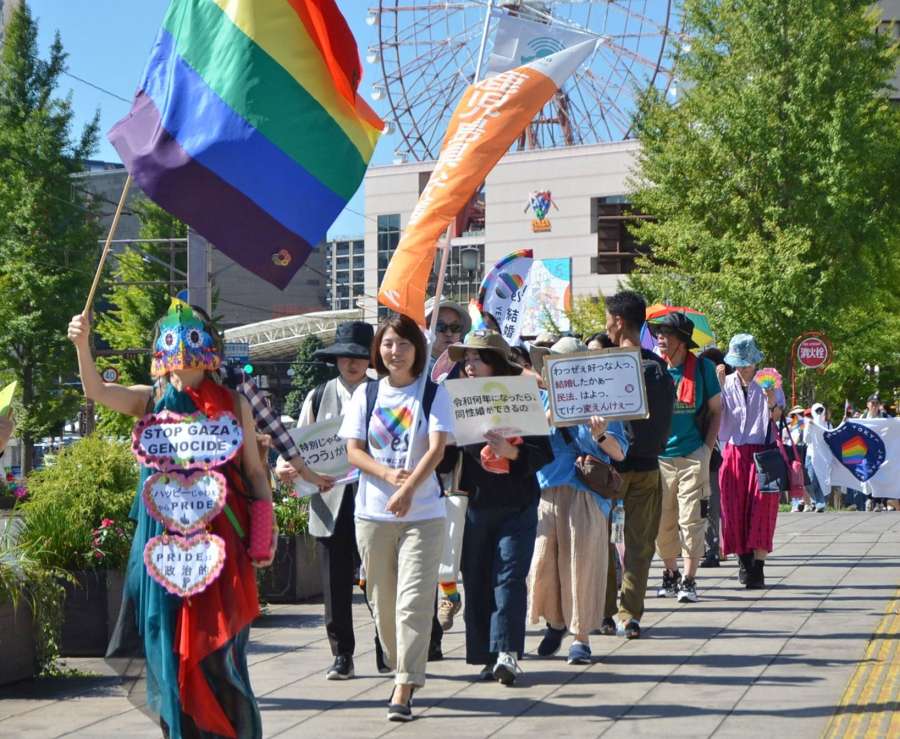 ＬＧＢＴＱへの理解などを訴え行進する参加者＝１２日、鹿児島市西千石町