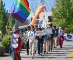 ＬＧＢＴＱへの理解などを訴え行進する参加者＝１２日、鹿児島市西千石町