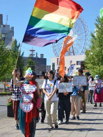 〈別カット〉ＬＧＢＴＱへの理解などを訴え行進する参加者＝１２日、鹿児島市西千石町
