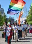 〈別カット〉ＬＧＢＴＱへの理解などを訴え行進する参加者＝１２日、鹿児島市西千石町