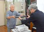 感謝状を受け取る初代南中学校卒業生＝同校
