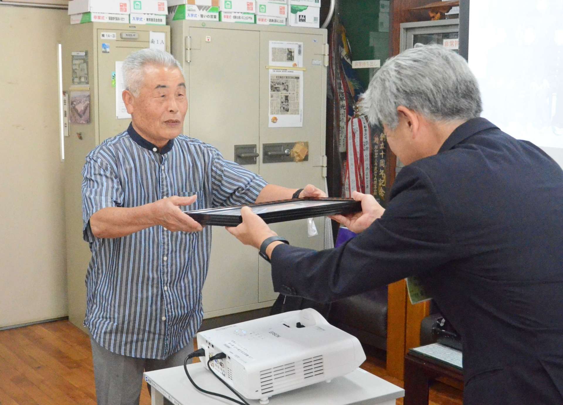 感謝状を受け取る初代南中学校卒業生＝同校