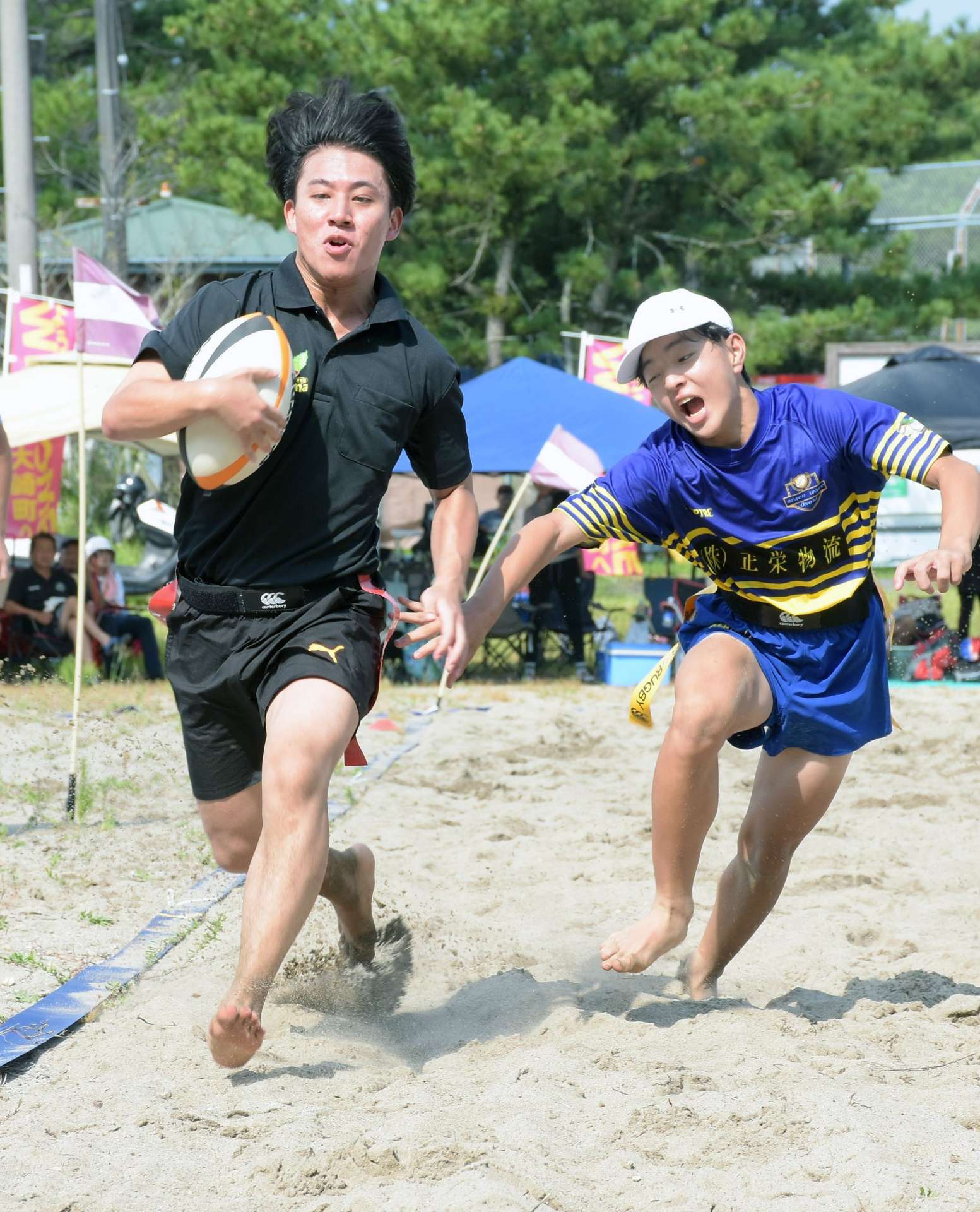 熱戦を繰り広げるビーチタグラグビー参加者＝大崎町ビーチスポーツ専用競技場