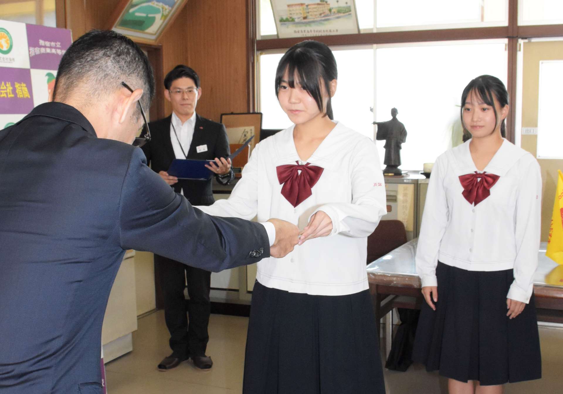 ＪＲ九州からの感謝状を受け取る生徒＝指宿市の指宿商業高校