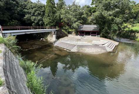８月の記録的大雨で被災した前玉神社。ほこらの周囲を流れる久留味川が氾濫した＝霧島市溝辺町三縄