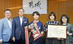 池田宜永市長（左から２人目）に囲碁日本一を報告した岩切知輝さん（中央）＝都城市役所