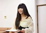 ふるさと大使の委嘱状を受ける宮崎ゆうなさん＝宮崎県高原町の町役場