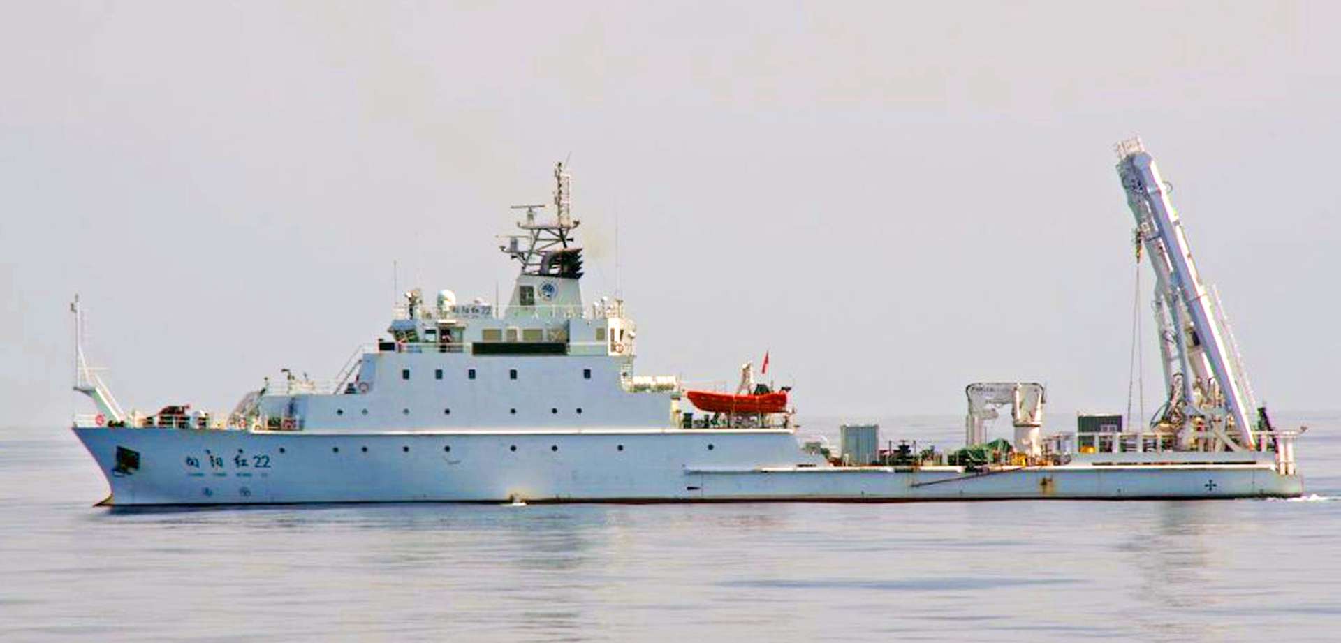 奄美大島沖で確認された中国の海洋調査船「向陽紅２２」＝１３日（第１０管区海上保安本部提供）