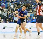 後半１７分、シュートを決めて２５－２５とするブルーサクヤの川島＝西原商会アリーナ