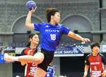 前半２４分、ブルーサクヤの川島がシュートを決めて１５－１３とする＝西原商会アリーナ