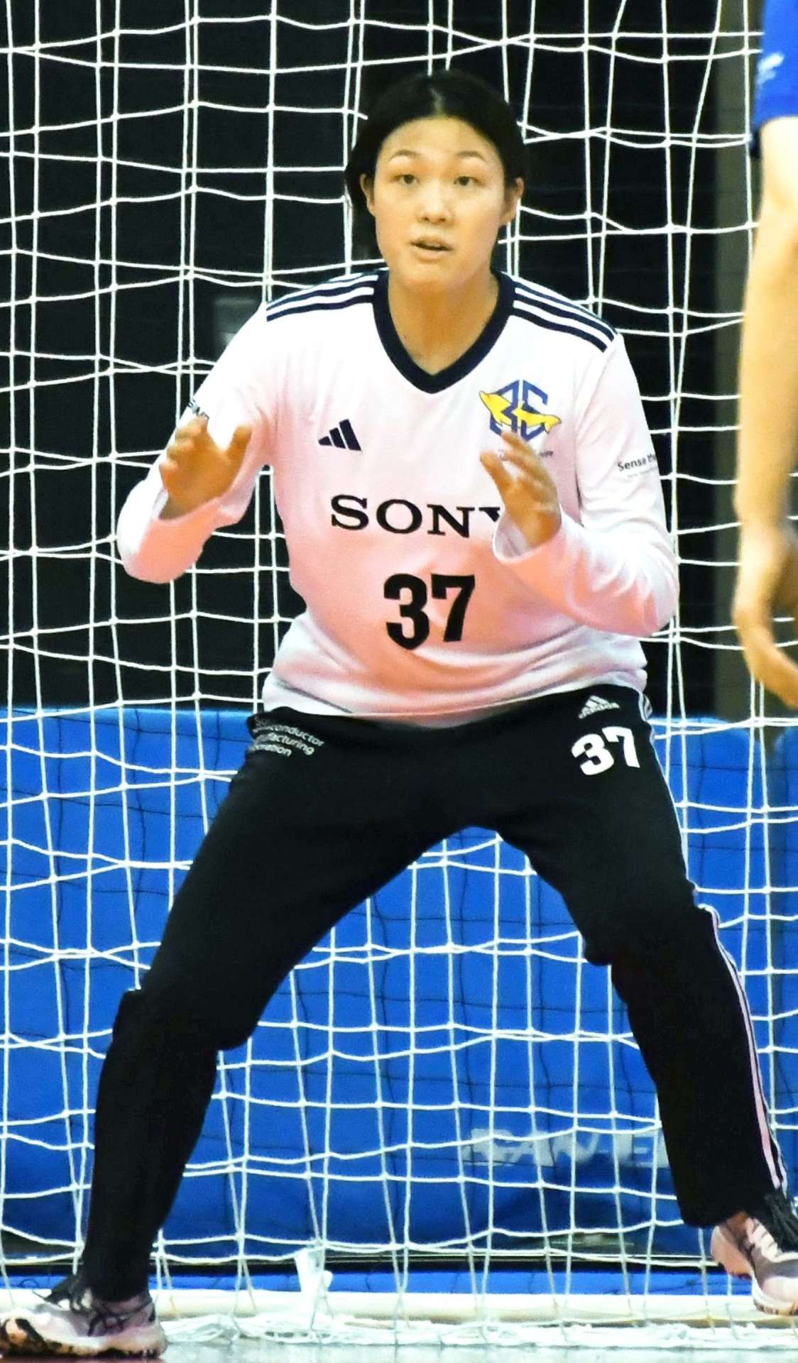 懸命にゴールを守るＧＫ川村＝西原商会アリーナ