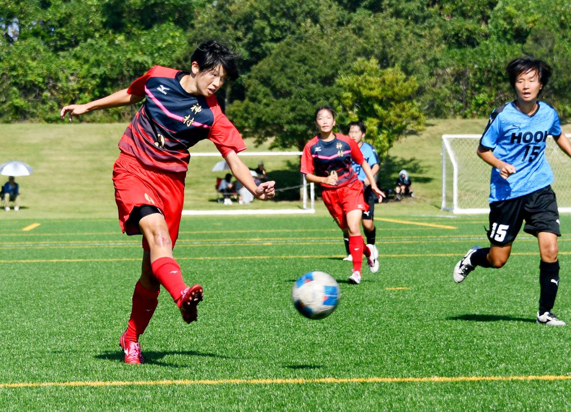 前半、シュートを放つ神村のＦＷ原口＝桷志田サッカー場