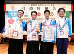 弓道少年男子遠的で優勝した鹿児島選抜＝プロシードアリーナＨＩＫＯＮＥ