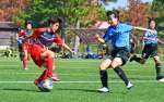 前半、ゴール前で相手と競り合う神村のＭＦ舟之川＝桷志田サッカー場