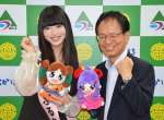 高妻経信町長（右）の激励を受ける宮崎ゆうなさん＝宮崎県高原町西麓の町役場