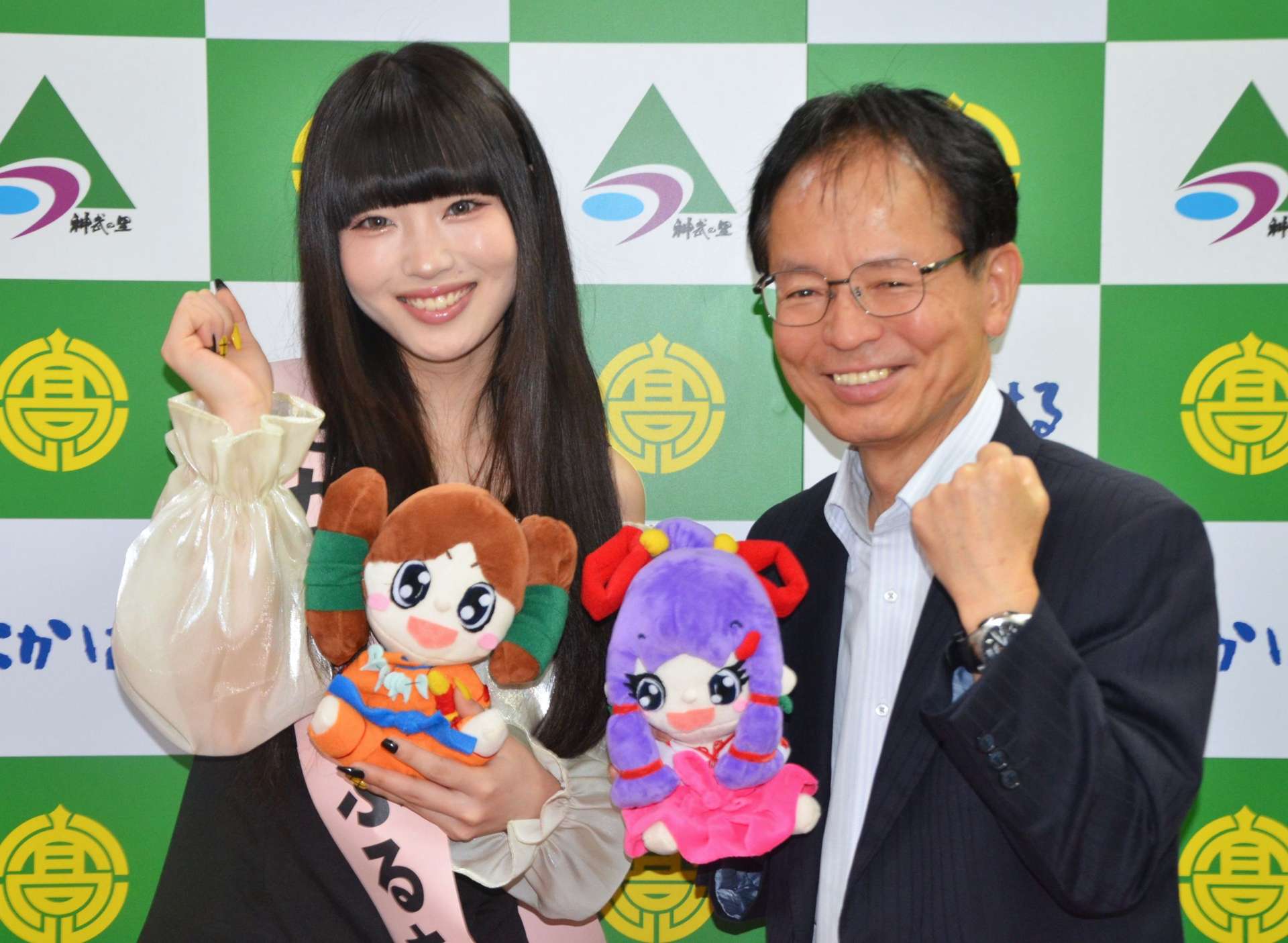 高妻経信町長（右）の激励を受ける宮崎ゆうなさん＝宮崎県高原町西麓の町役場