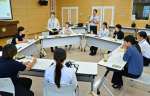 趣味や仕事の悩みなどについて話し、交流する参加者たち＝薩摩川内市消防局