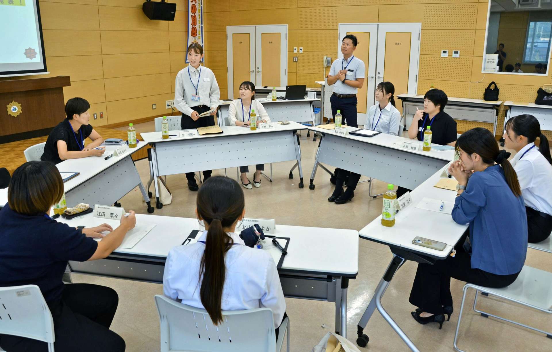 趣味や仕事の悩みなどについて話し、交流する参加者たち＝薩摩川内市消防局