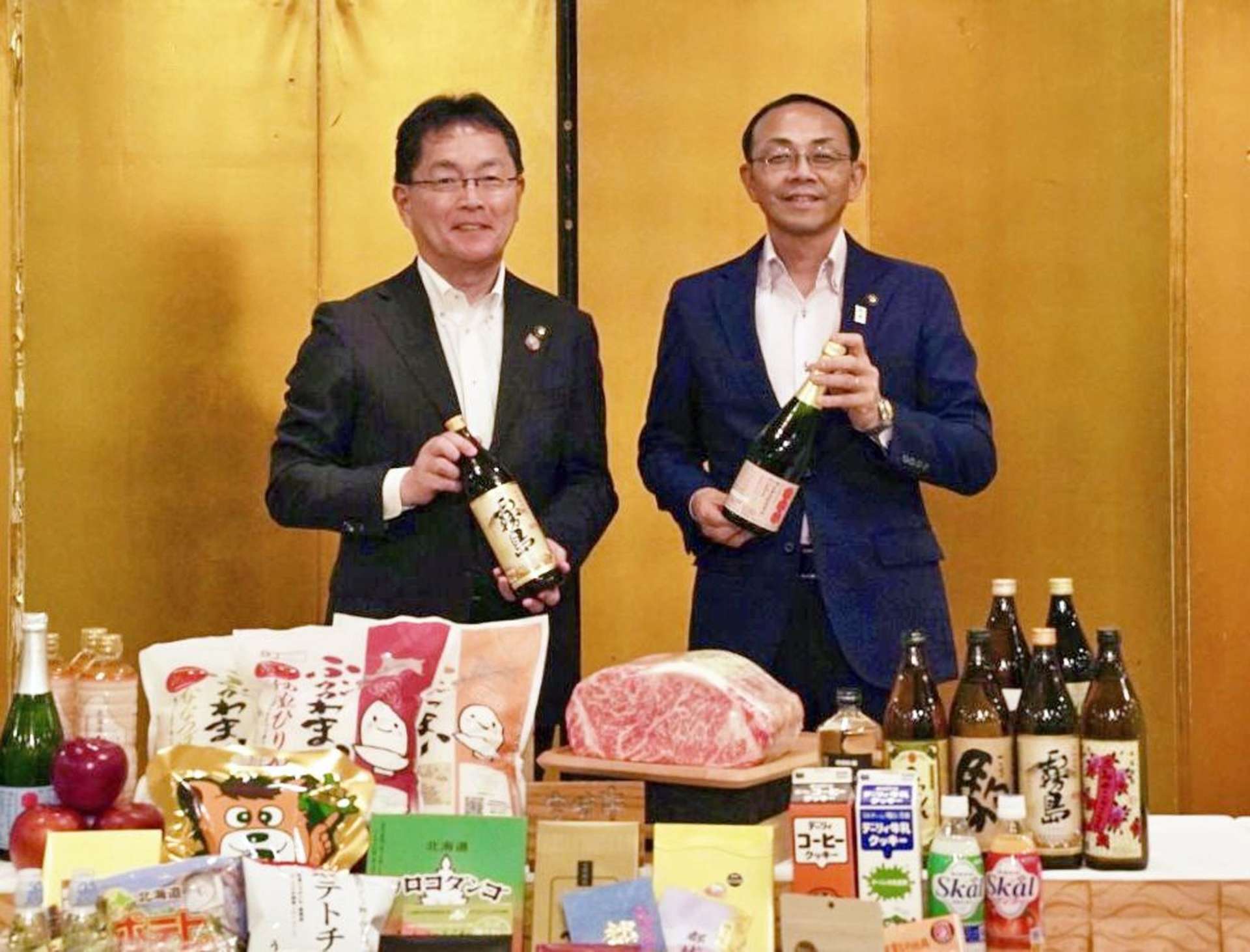 「物産品相互取り扱いに関する協定」を締結した池田宜永都城市長と田中昌幸深川市長＝北海道深川市のホテル（都城市提供）