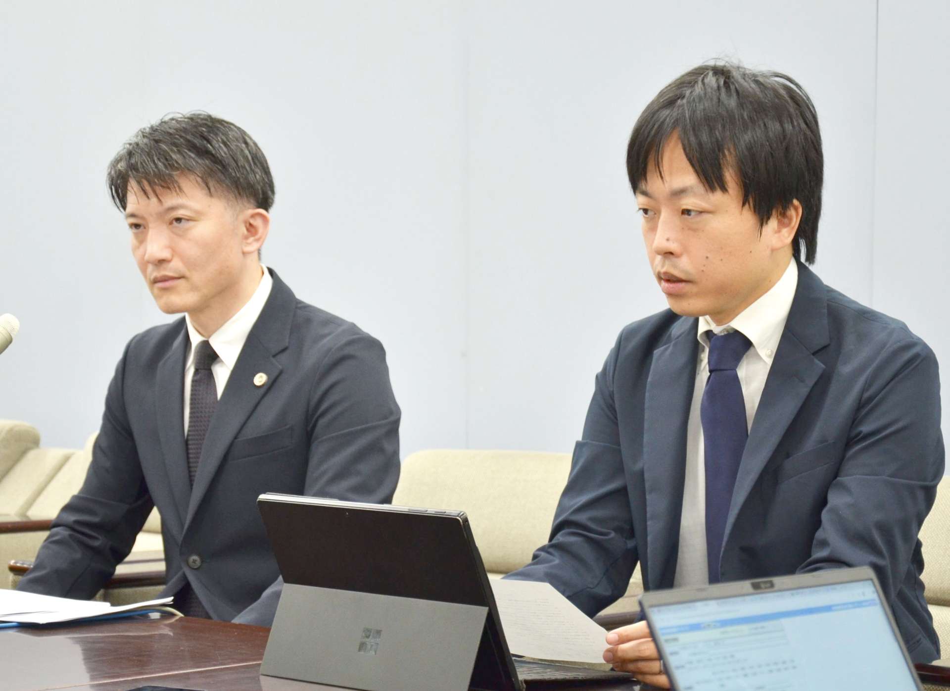 遺族のコメントを代読する代理人弁護士＝１４日、鹿児島県庁
