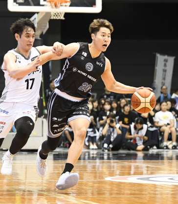 ドリブルで攻め上がるレブナイズの多田＝西原商会アリーナ