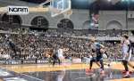 プロ選手の迫力あるプレーを楽しむ大勢の観客ら＝５日、鹿児島市の西原商会アリーナ