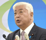 記者の質問に答える中谷元・防衛相＝１０日、防衛省