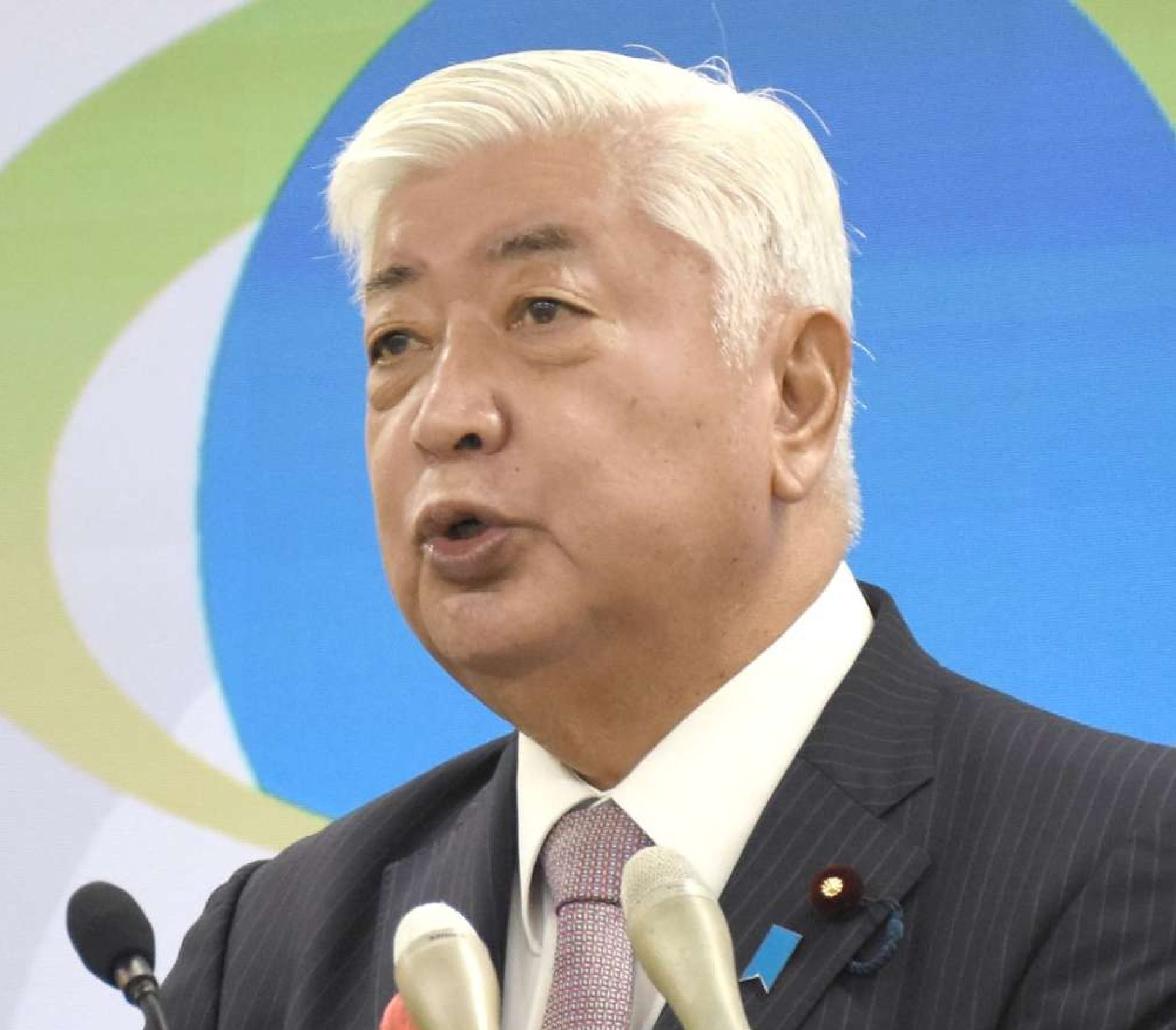 記者の質問に答える中谷元・防衛相＝１０日、防衛省