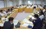 鹿児島県警幹部（奥）が出席し、不祥事再発防止策について話し合われる県議会総務警察委員会＝９月２５日、同委員会室