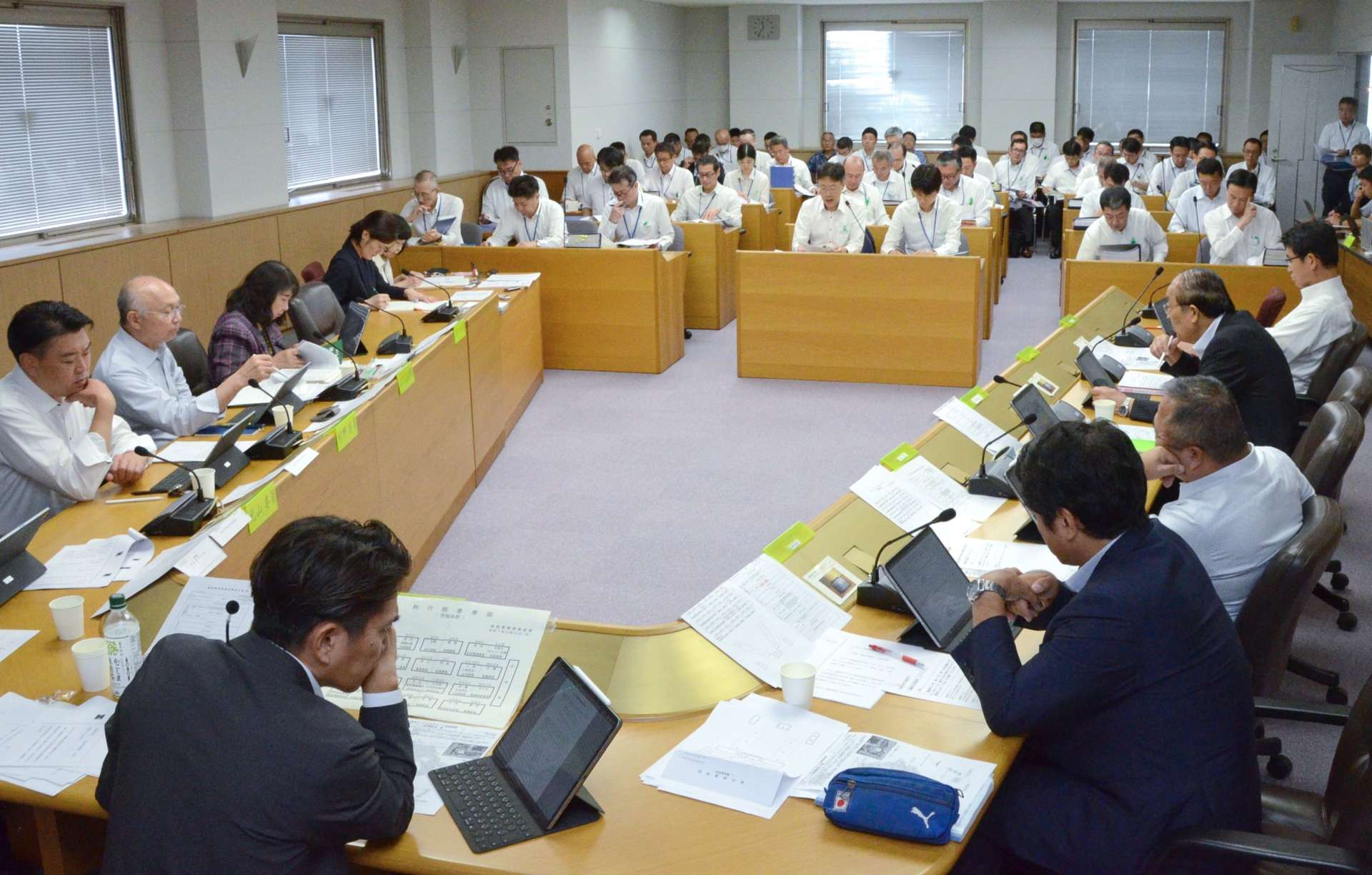 鹿児島県警幹部（奥）が出席し、不祥事再発防止策について話し合われる県議会総務警察委員会＝９月２５日、同委員会室