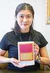自著「到来する女たち」を手にＰＲする大阪大学大学院教授の渡邊英理さん