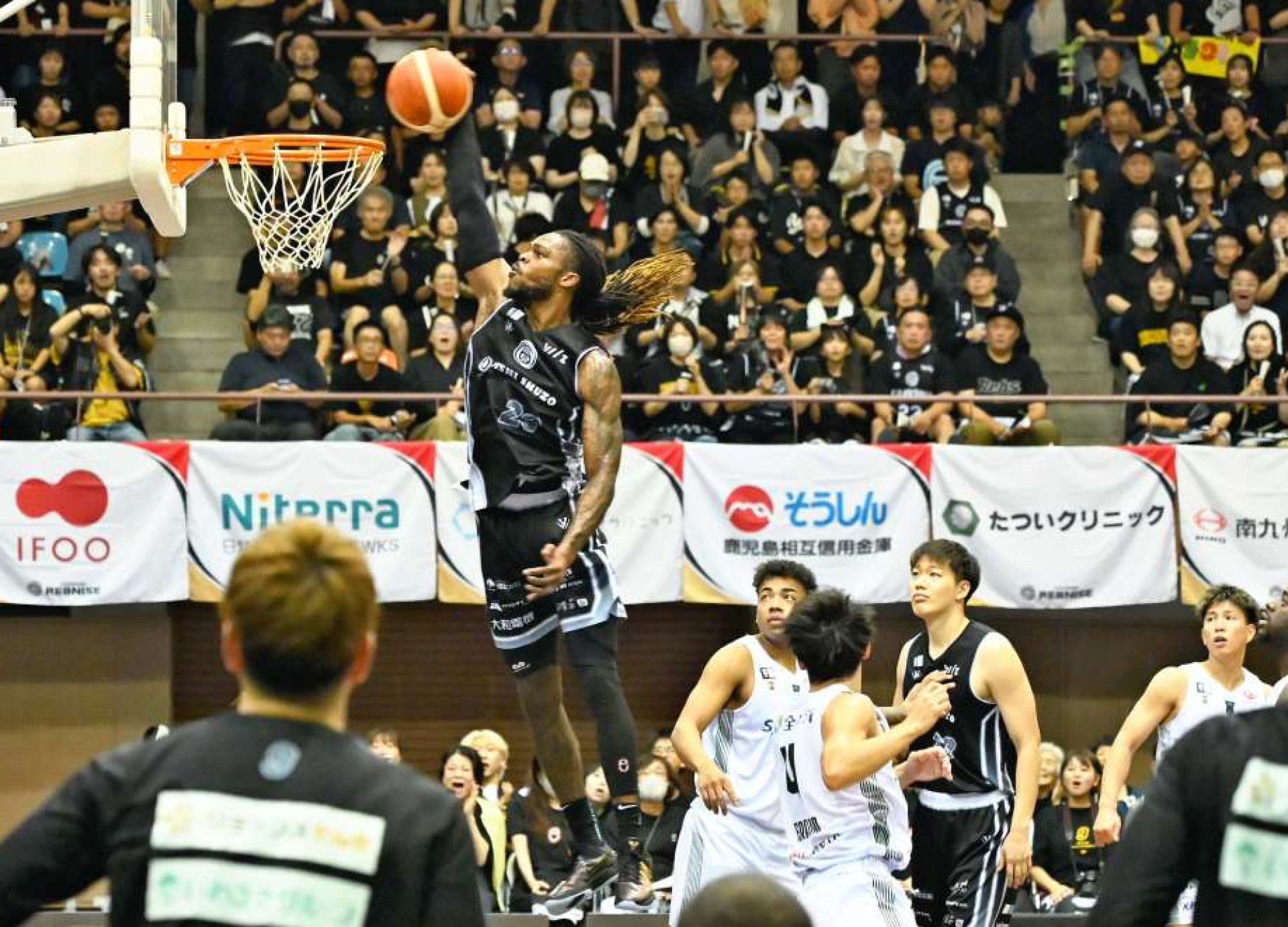 第１クオーター、レブナイズのゲインズがダンクシュートを決める＝鹿児島市の県体育館