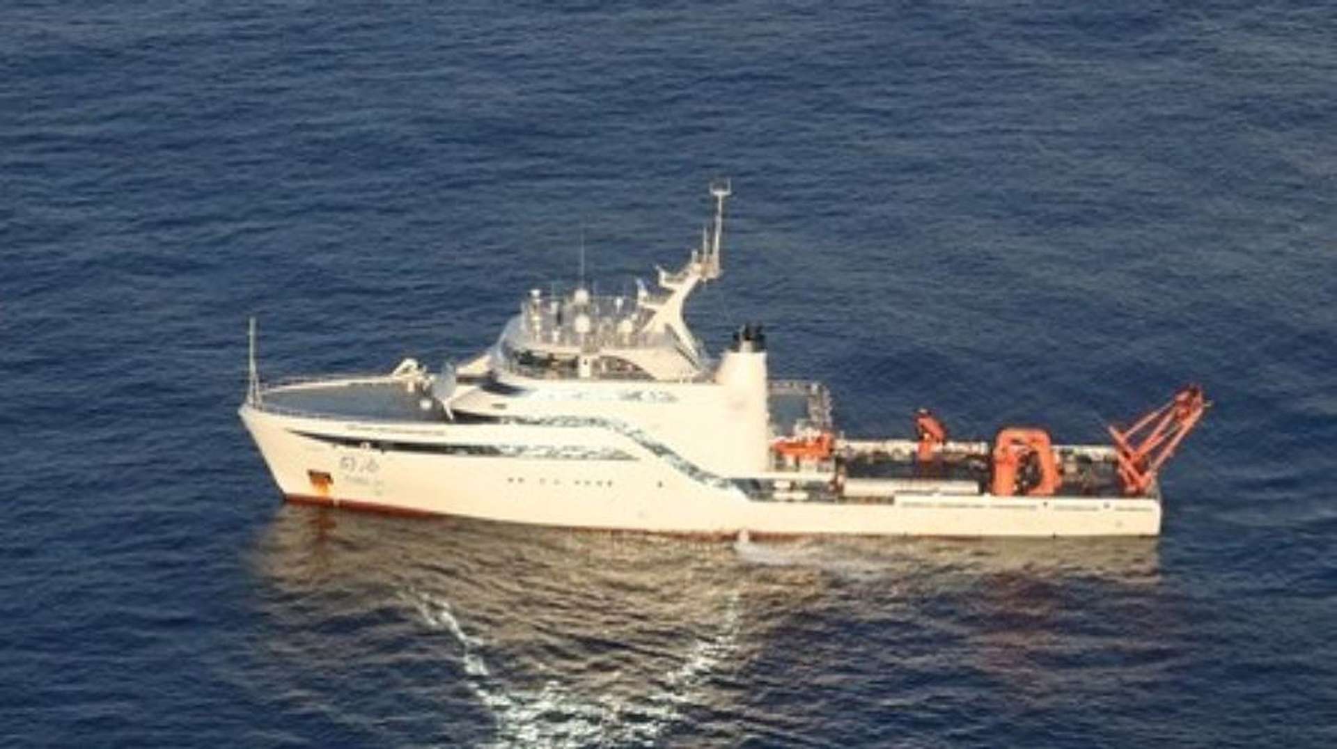 徳之島沖で確認された中国の海洋調査船「同済」＝１４日（第１０管区海上保安本部提供）