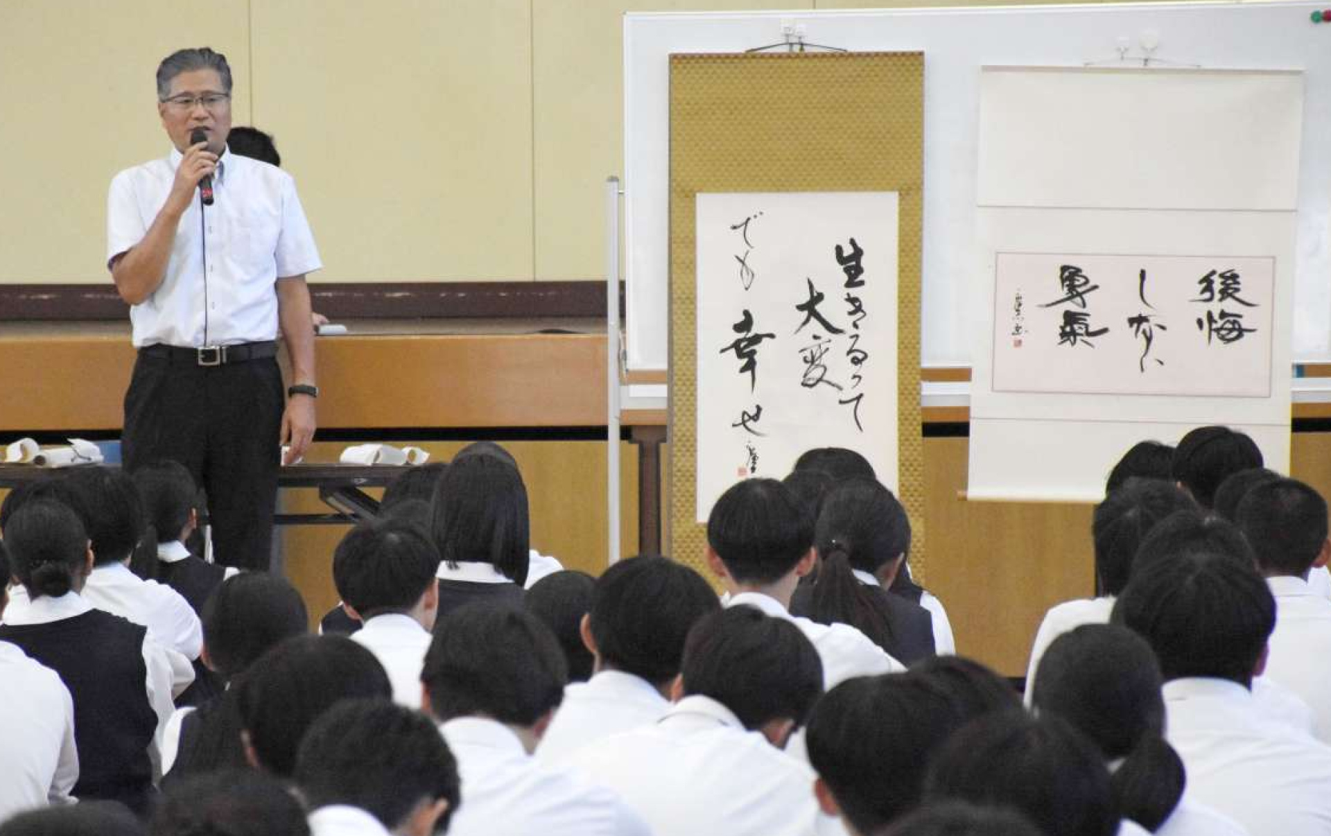 当たり前の日常の尊さについて訴える川路広志さん＝指宿市の指宿商業高校