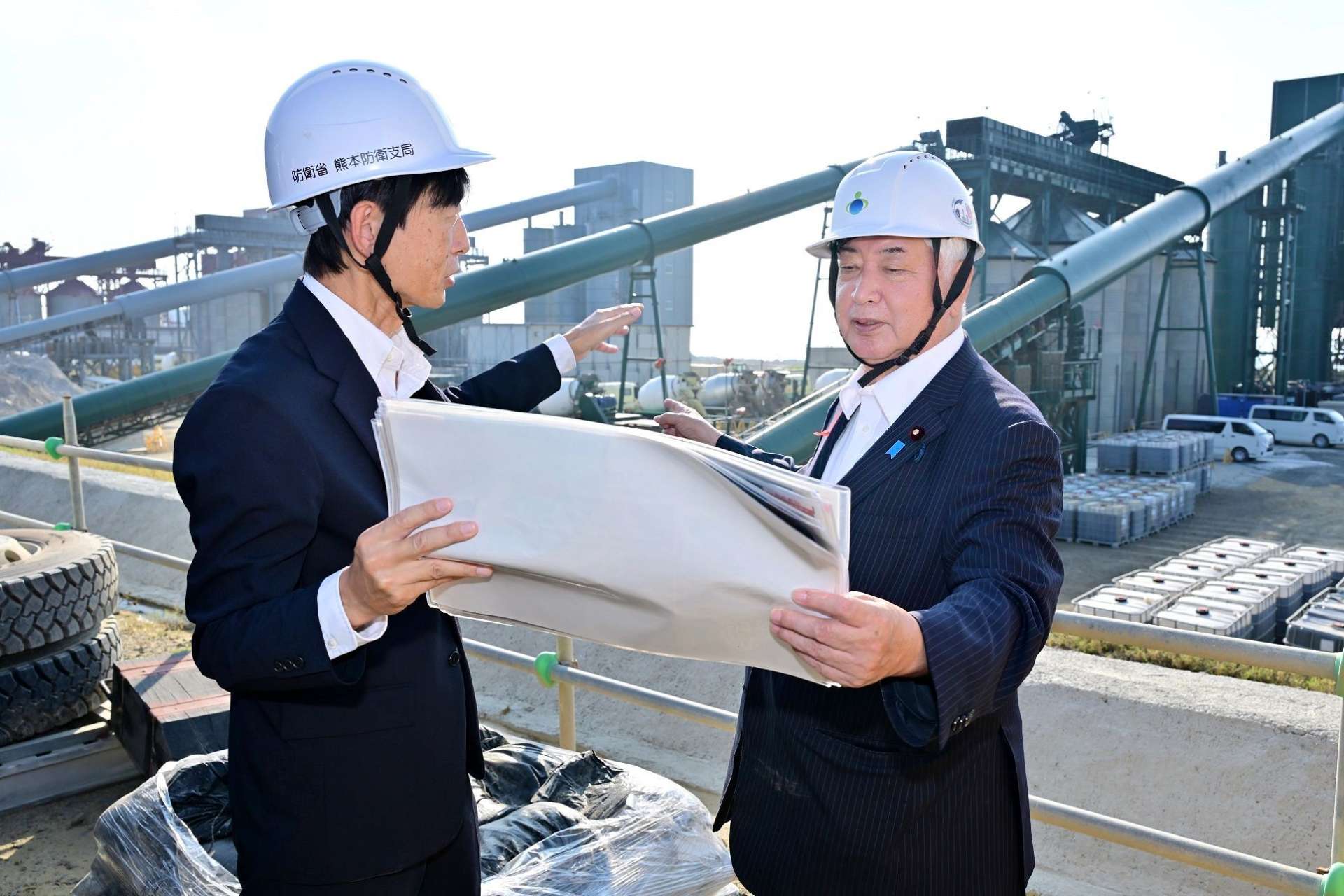 馬毛島を視察する中谷元・防衛相（右）＝１５日（防衛省提供）