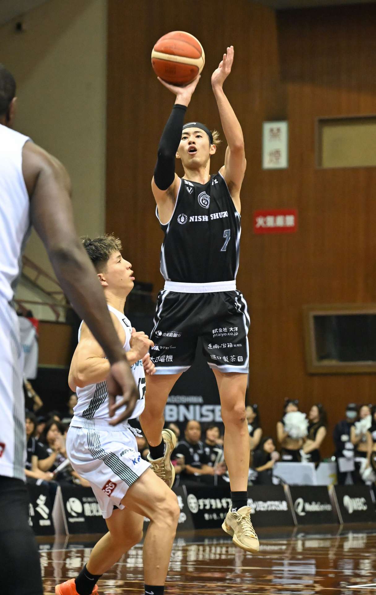 第２クオーター、３点シュートを決めるレブナイズの飴谷＝県体育館