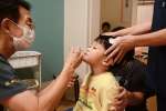 インフルエンザワクチンの点鼻接種を受ける子ども＝さつま町広瀬