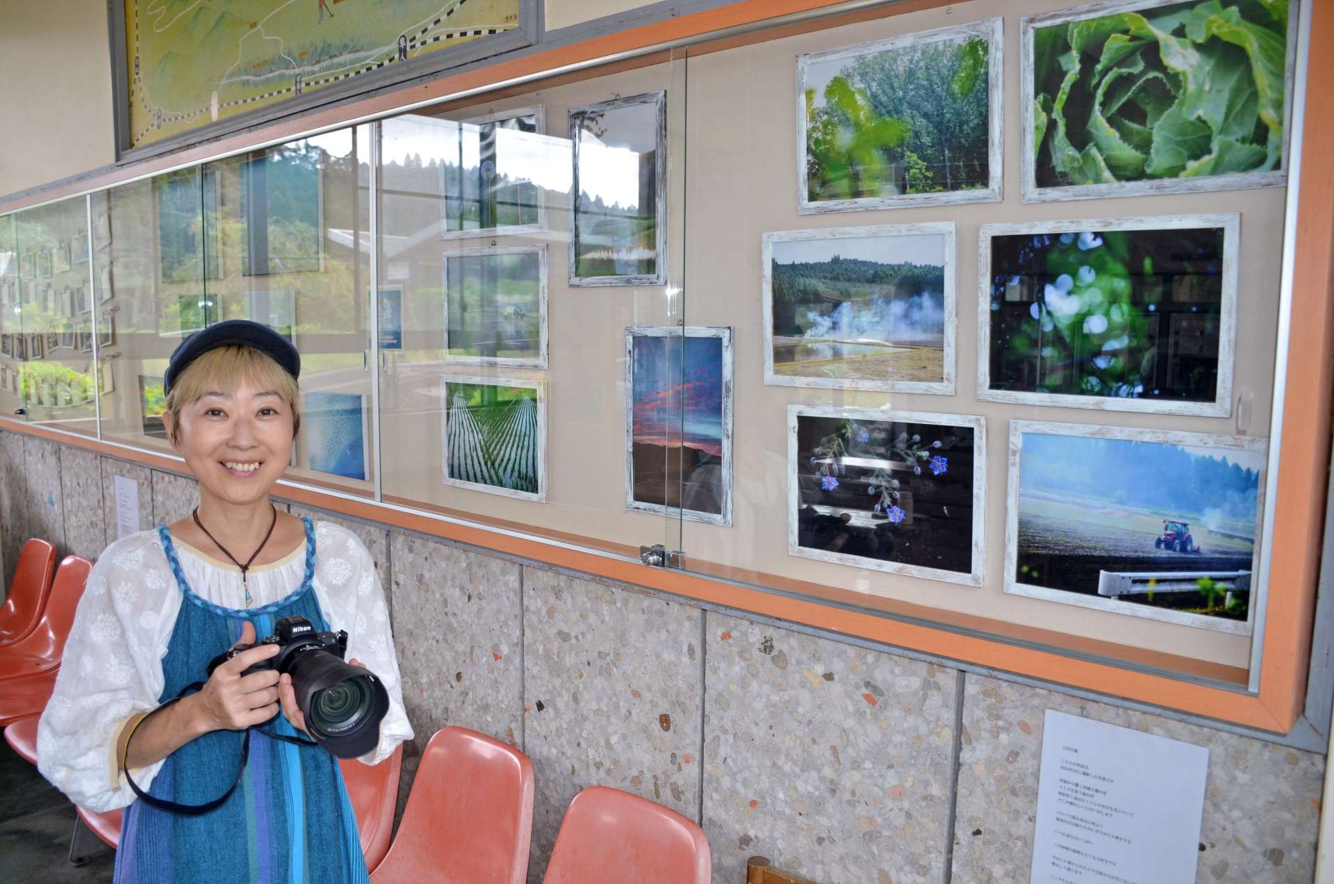 暮らしの中で見つけた幸せの瞬間を切り取った作品を展示するやまぐちめぐみさん＝霧島市牧園のＪＲ霧島温泉駅