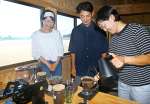 浸漬式のコーヒー抽出を学ぶ参加者ら＝南種子町平山の海の家「ビーチ」