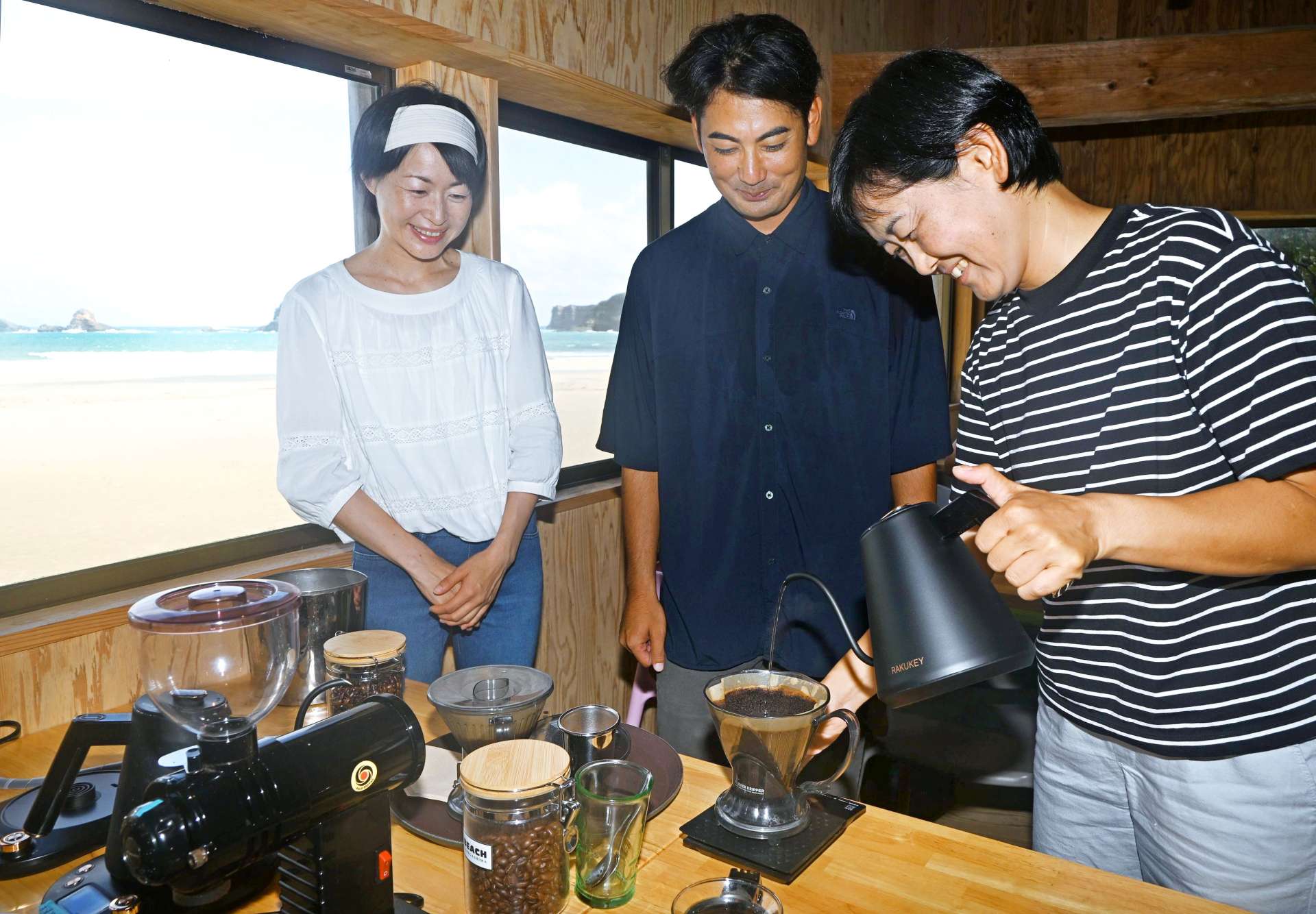 浸漬式のコーヒー抽出を学ぶ参加者ら＝南種子町平山の海の家「ビーチ」