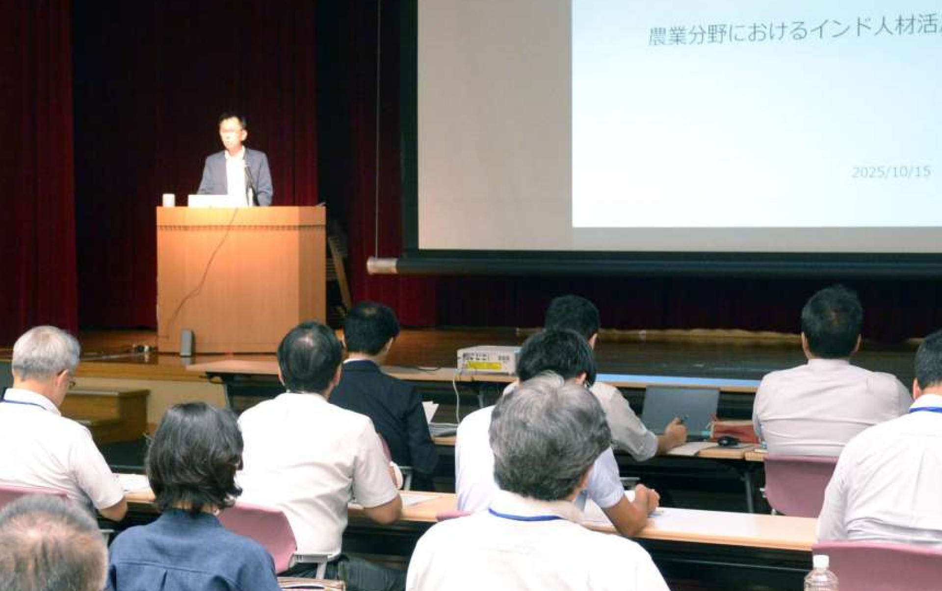 インド人材の受け入れ企業の事例発表などがあったセミナー＝１５日、鹿児島市の県市町村自治会館
