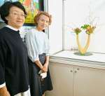 終戦直後から続く生け花飾りを受け継ぐ新池坊鹿児島支部のメンバー＝鹿児島市浜町のＪＲ鹿児島駅