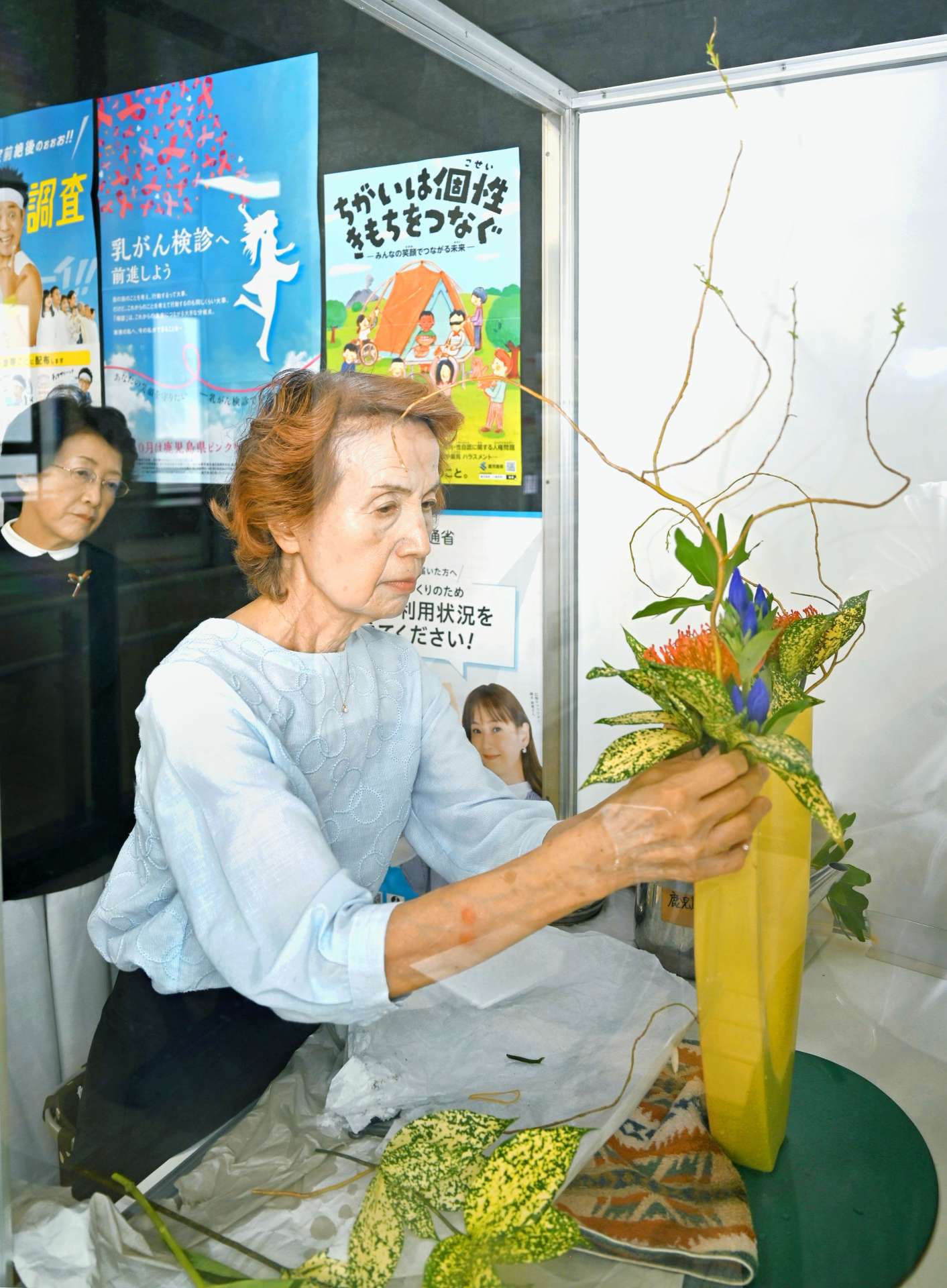 終戦直後から続く生け花飾りを受け継ぐ新池坊鹿児島支部のメンバー＝鹿児島市浜町のＪＲ鹿児島駅