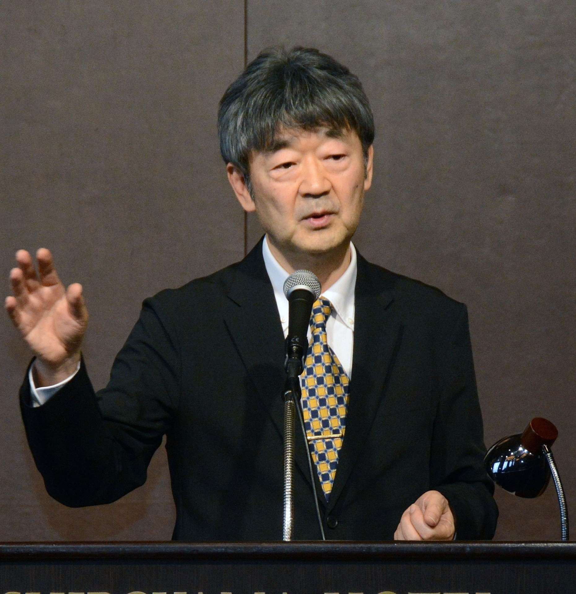 講演する服藤恵三さん＝１６日、鹿児島市の城山ホテル鹿児島